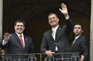Los mandatarios saludaron desde el Palacio de Carondelet, en Quito. Foto: Fernando Sandoval