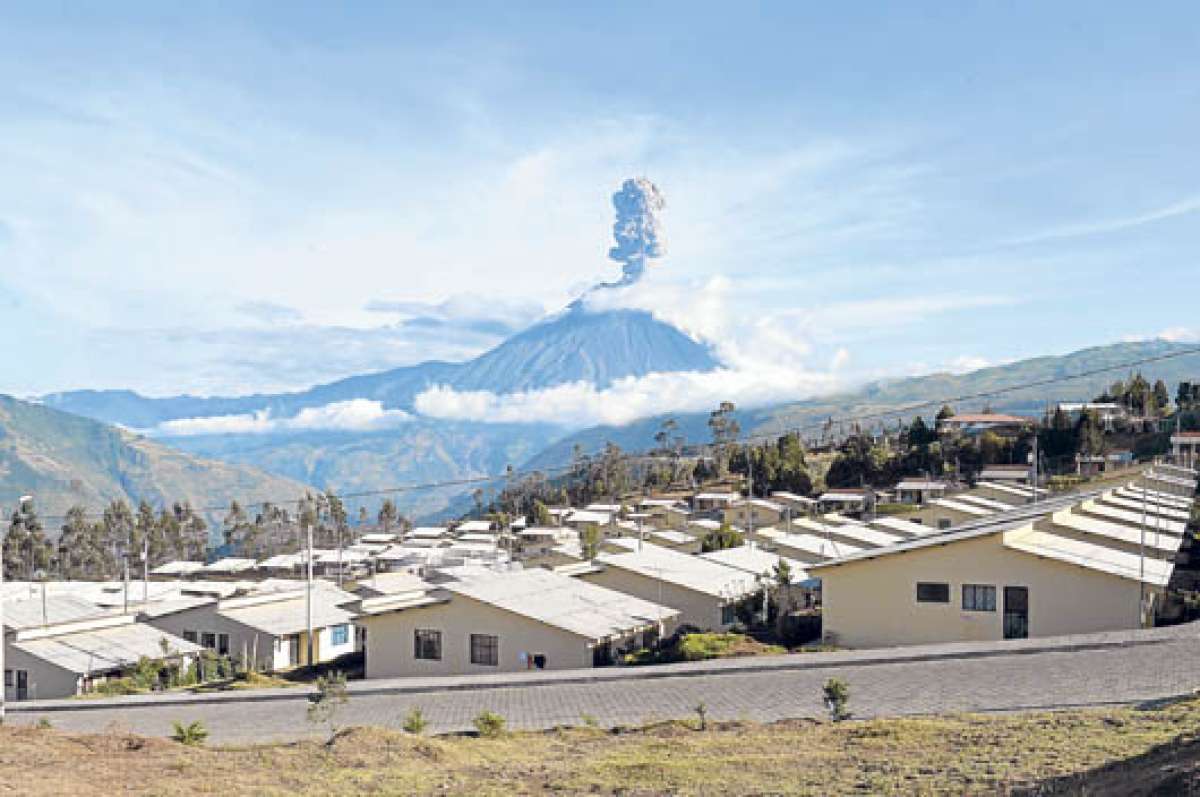 Este a&ntilde;o el coloso ha tenido varios momentos de reactivaci&oacute;n explosiva, con incandescencia, que volvieron a inquietar a los habitantes. Foto: Roberto Ch&aacute;vez | El Tel&eacute;grafo