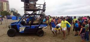 Miembros del grupo Salvares socorri&oacute; a las v&iacute;ctimas que se estaban ahogando en la playa mantense.