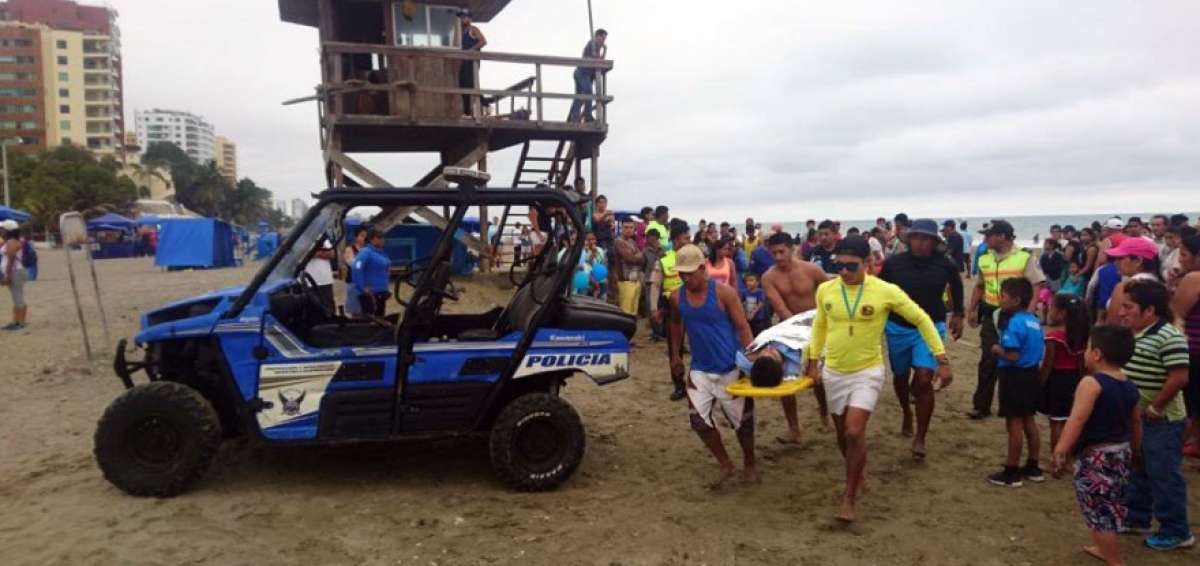 Miembros del grupo Salvares socorri&oacute; a las v&iacute;ctimas que se estaban ahogando en la playa mantense.