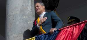 Expresidente Correa contin&uacute;a hospitalizado por neumon&iacute;a