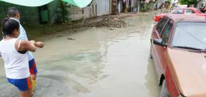 Ciudadanos y due&ntilde;os de veh&iacute;culos tienen dificultades para desplazarse por las calles de las Lomas de la Florida en Guayaquil, ya que el agua lluvia permanece empozada desde el martes.