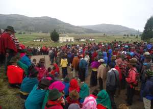 Alrededor de 500 personas descendieron desde 12 comunidades hasta el ingreso a Totorillas para cazar al causante de la muerte del ganado. FOTO: Elizabeth Maggi/El Tel&eacute;grafo 
