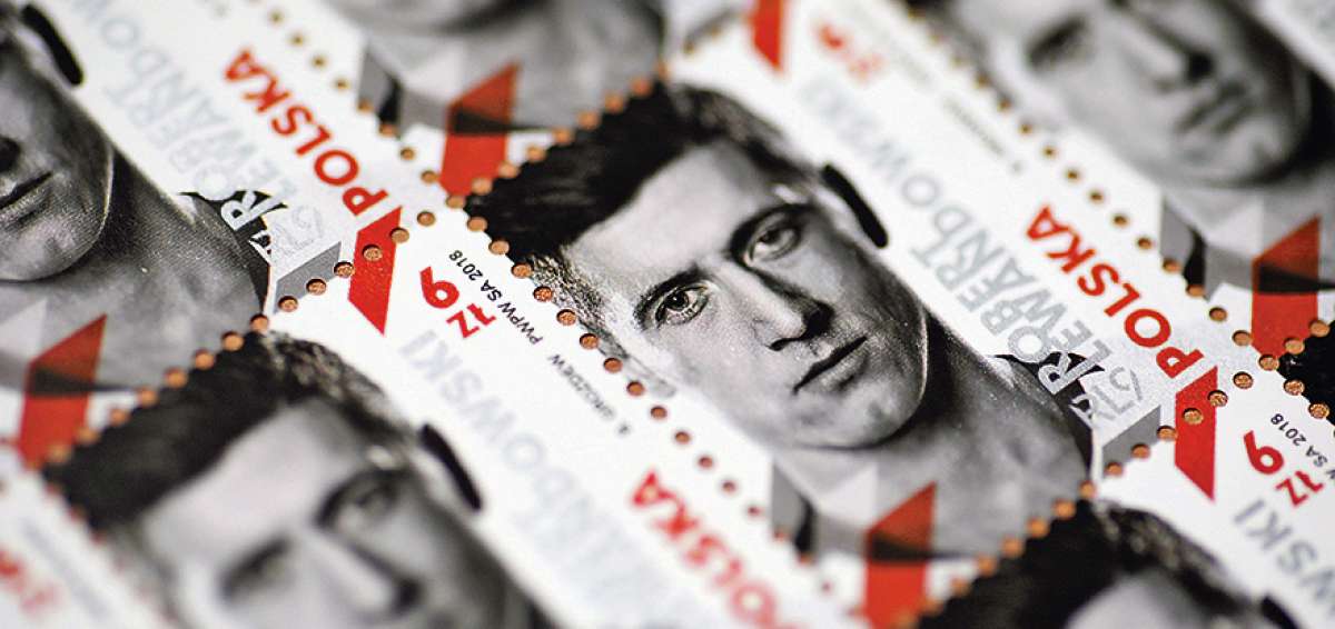 Estampilla postal con la imagen del jugador Robert Lewandowsky, capital de la selecci&oacute;n polaca, que disputar&aacute; partidos con Senegal, Colombia y Jap&oacute;n.