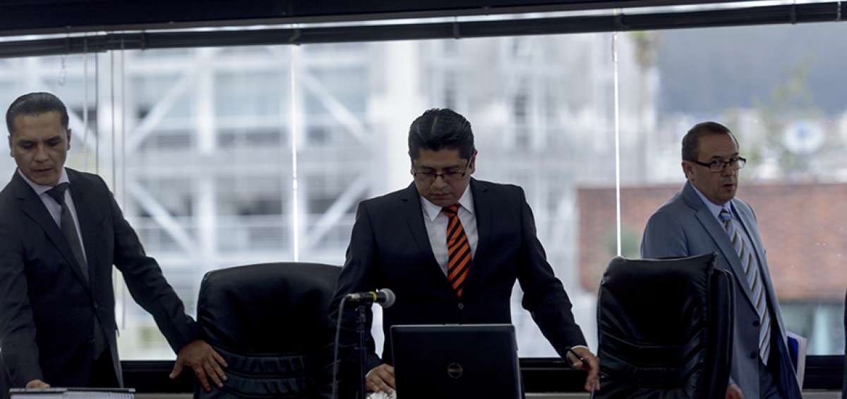 De izquierda a derecha, Wilman Ter&aacute;n, David Jacho e Iv&aacute;n Larco, quienes integran el tribunal penal que tramit&oacute; este mi&eacute;rcoles 6 de noviembre de 2019 el pedido de seis procesados.
