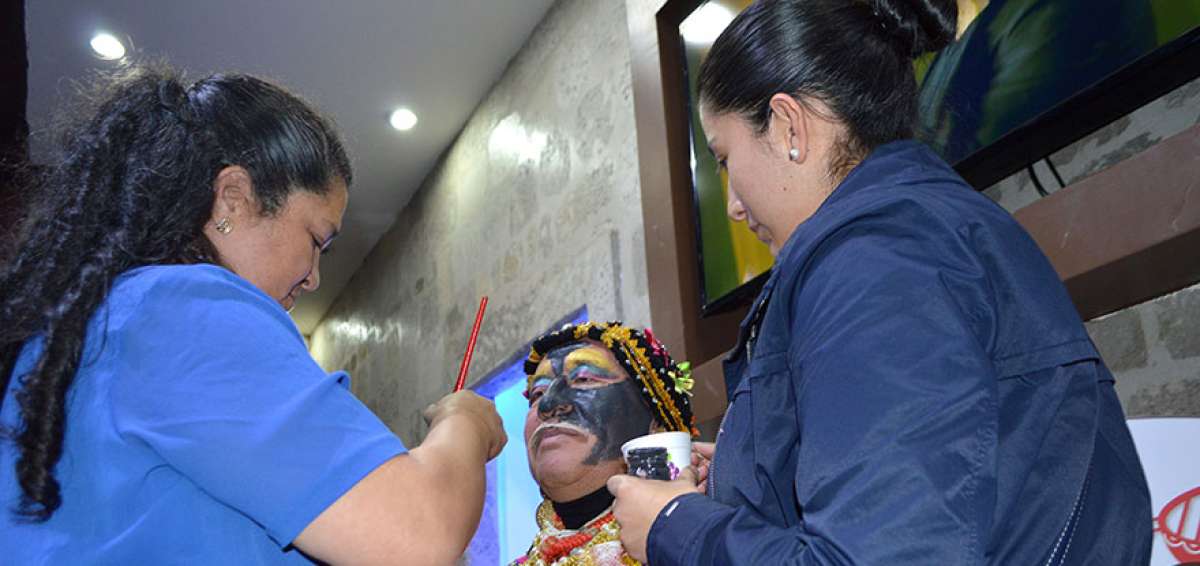 Un grupo de expertas maquilladoras aplica t&eacute;cnicas antiguas de est&eacute;tica para adornar el rostro de Mama Negra, as&iacute; como su indumentaria. 