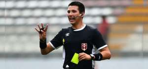 Terna arbitral peruana en partido de la Tricolor