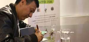 El autor Ricardo Sumalavia firma uno de sus libros en el Centro Cultural Benjam&iacute;n Carri&oacute;n, cuyo Escritor visitante esta semana ser&aacute; Manuel Borr&aacute;s.