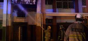 La casa, de 3 pisos, fue envuelta por las llamas y los bomberos elevaron el nivel de alarma a grado 2.