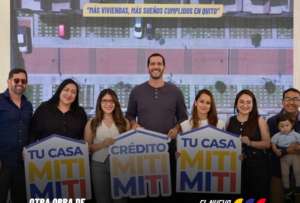 Roberto Luque, ministro de Infraestructura y Transporte, entreg&oacute; 10 casas a familias dentro del programa Tu Casa Miti Miti. 