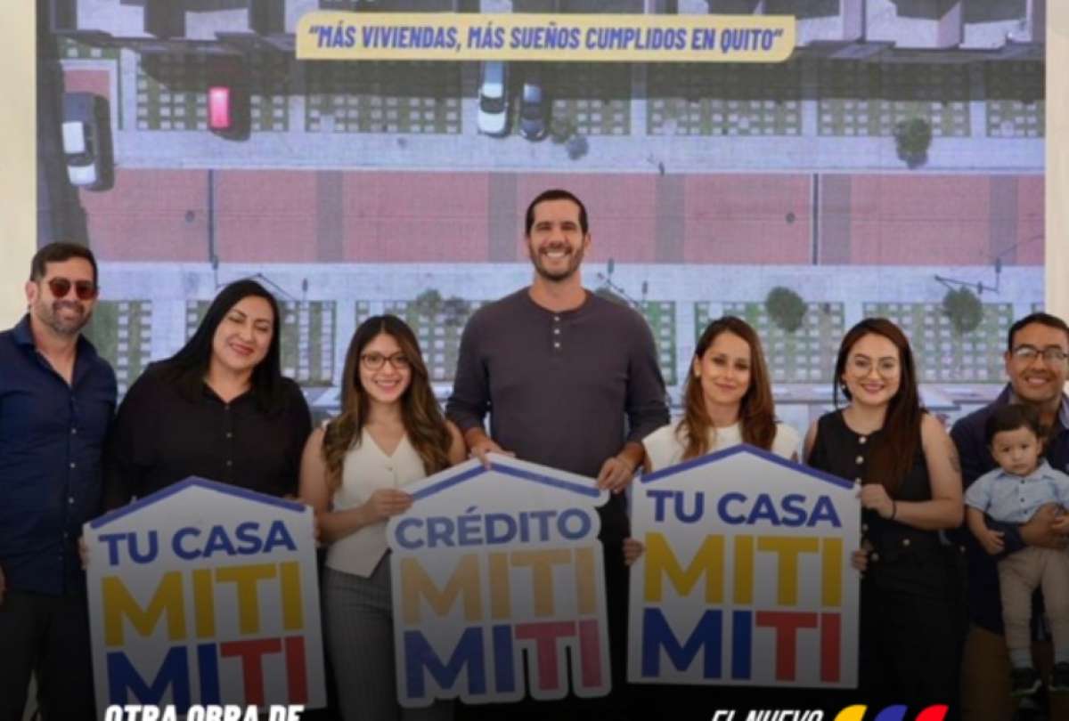 Roberto Luque, ministro de Infraestructura y Transporte, entreg&oacute; 10 casas a familias dentro del programa Tu Casa Miti Miti. 