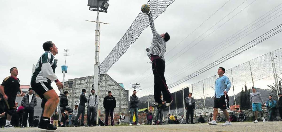 El deporte del ecuavoley se ha convertido en uno de los principales atractivos que tienen los sectores urbanos y rurales, este deporte forma parte de las fiestas.