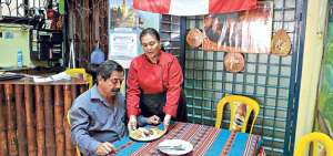 El cebiche peruano es muy buscado por los cuencanos. La receta peruana incluye mucho picante y el plato es preparado de manera diferente al ecuatoriano. Fotos: Fernando Machado/El Telegrafo