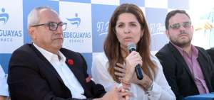 La secretaria del Deporte, Andrea Sotomayor (con micr&oacute;fono) conversa con los medios en el estadio Modelo.