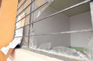 Junto a la ventana rota por el estruendo, en Cotal&oacute;, permanecen 2 tragaluces trizados por las detonaciones de la semana anterior. Foto: Roberto Ch&aacute;vez / El Tel&eacute;grafo