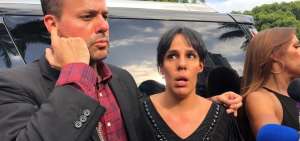 Los hijos del fallecido cantante mexicano Jos&eacute; Jos&eacute;, Jos&eacute; Joel Sosa (i) y Marysol Sosa (c).