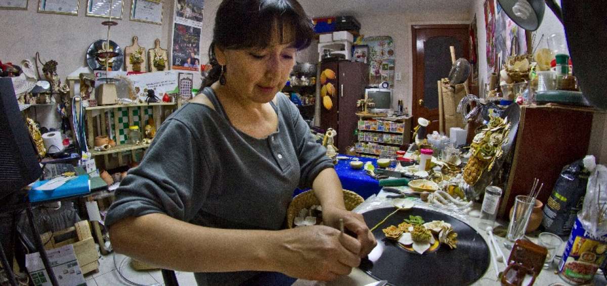 Motivadas por la necesidad las hermanas In&eacute;s y Gladys L&oacute;pez  iniciaron un taller de artesan&iacute;as en su propia casa. Realizan adornos y joyas sobre la base de hojas de naranja, mandarina, granos de trigo y caf&eacute;.