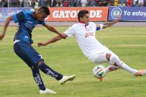 Byron Cano remata a puerta y el zaguero Norberto Araujo no alcanza a bloquear. Foto: API