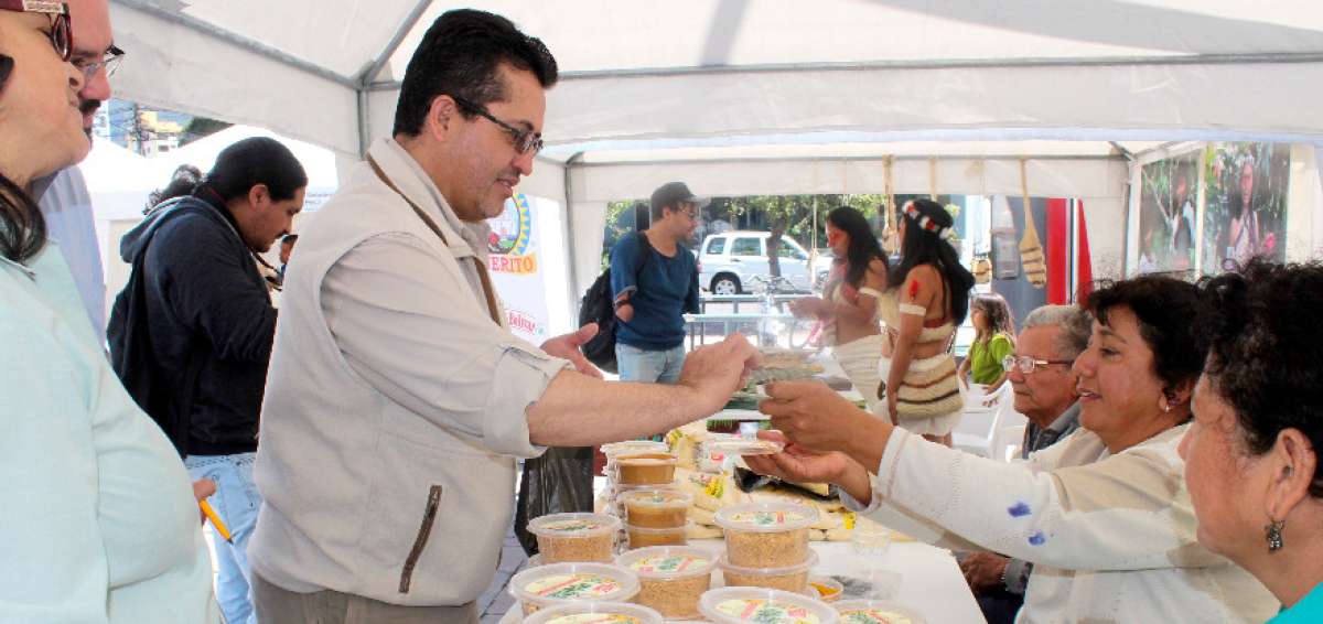 En Quito, la plazoleta del Ministerio de Agricultura se ha convertido en un espacio emblem&aacute;tico de encuentro directo entre los consumidores urbanos y las organizaciones de productores de comercio justo.