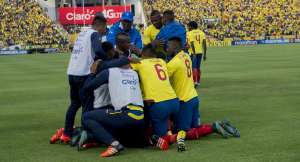 Ecuatorianas festejan el gol del triunfo conseguido por Fidel Mart&iacute;nez. Foto: Fernando Sandoval / El Tel&eacute;grafo.