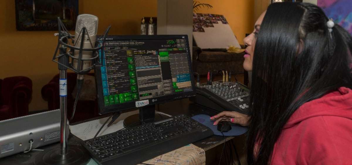 Nebraska Chiriboga, fundadora de la radio online MBN, revisa la programaci&oacute;n musical desde su casa. Anunci&oacute; que este 2017, MBN tambi&eacute;n tendr&aacute; un programa en la plataforma YouTube.   
