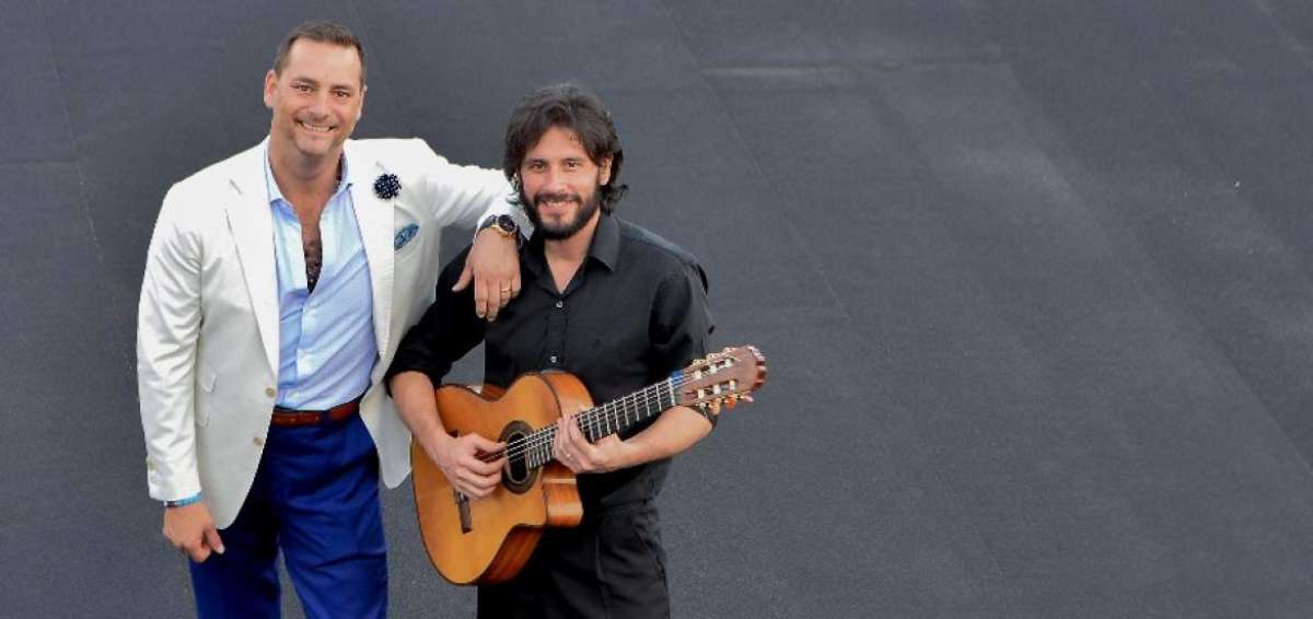 Martin Fritz, voz (izq), junto a Gabriel Fern&aacute;ndez, guitarrista (der), que pertenecen a la compa&ntilde;&iacute;a 'Buenos Aires 2x4'.   