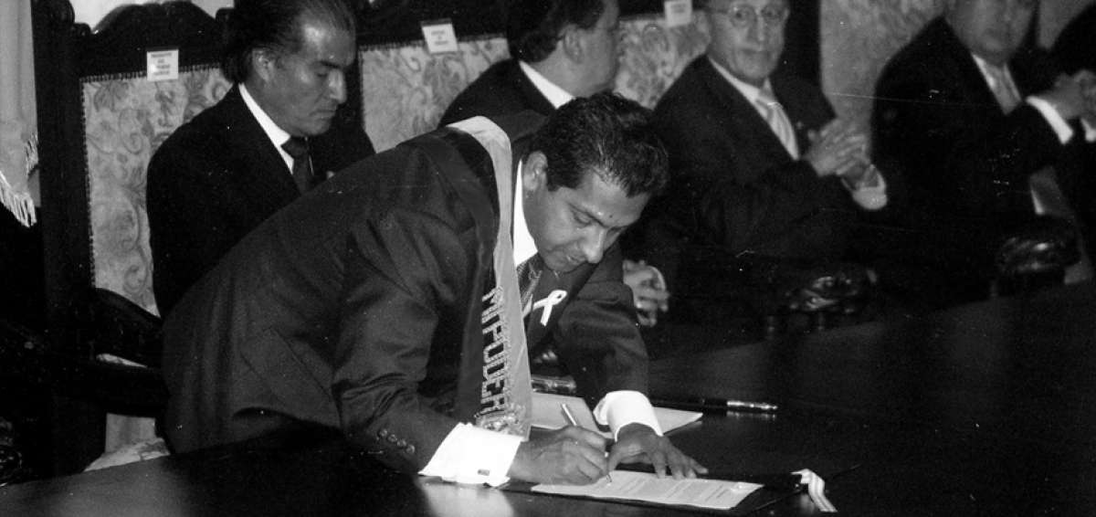 El estreno como Presidente. Lucio Guti&eacute;rrez firma los primeros decretos a trav&eacute;s de los cuales design&oacute; a sus ministros.