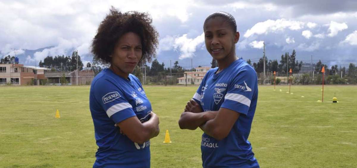 Alexis Valencia (d) posa junto con una de sus mejores amigas en la selecci&oacute;n nacional, Estefan&iacute;a Espinales.