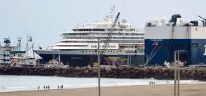 Frente a la playa El Murci&eacute;lago, en Manta, se observa el crucero Prisendam que arrib&oacute; ayer en la ma&ntilde;ana en el puerto manabita.