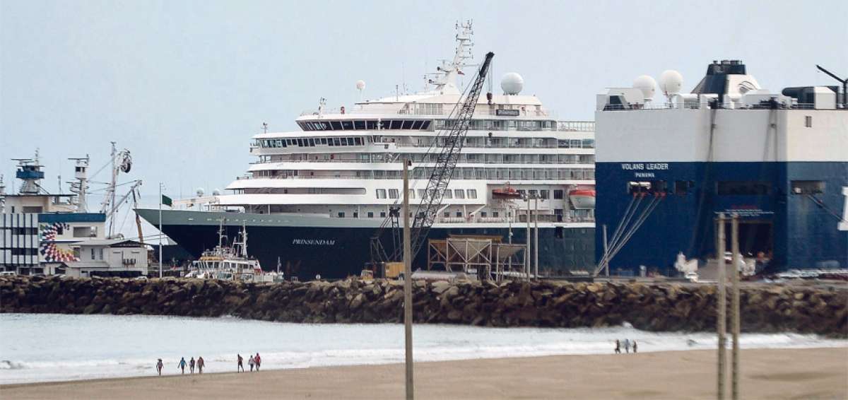 Frente a la playa El Murci&eacute;lago, en Manta, se observa el crucero Prisendam que arrib&oacute; ayer en la ma&ntilde;ana en el puerto manabita.