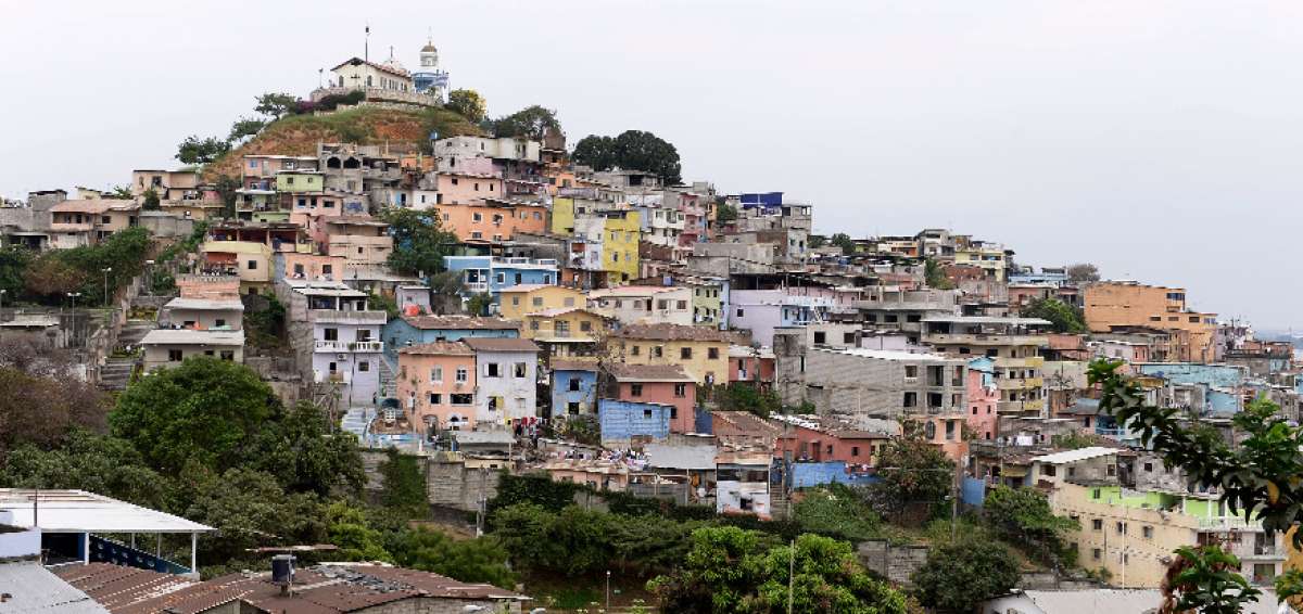 Los cerros Santa Ana y del Carmen muestran la otra cara de una urbe moderna