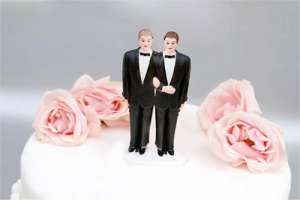 Parejas gay reservan hora para realizar su uni&oacute;n civil en Chile