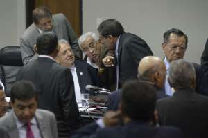 El presidente de la FEF Luis Chiriboga abandon&oacute; la sala luego de lo ocurrido en el Congreso. Foto: Lylibeth Coloma / El Tel&eacute;grafo.