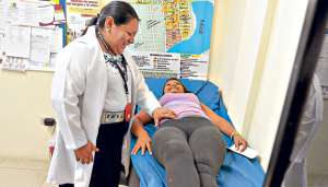 Yolanda Maji, de 28 a&ntilde;os, adem&aacute;s de ser directora del Centro de Salud Camino del Sol, atiende a pacientes que llegan por complicaciones de tipo ginecol&oacute;gico. Por las noches estudia Ciencias Pol&iacute;ticas. Fotos: Eduardo Escobar/El Tel&eacute;grafo
