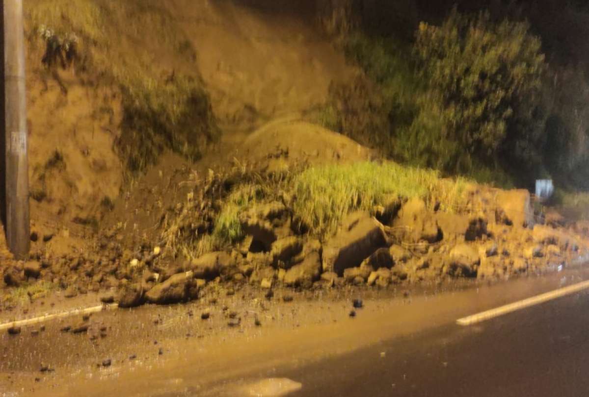 Se registr&oacute; derrumbe en la avenida Velasco Ibarra