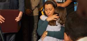  Sandra Chica, ciudadana estadounidense de origen colombiano, con la que el ecuatoriano tiene dos hijas, pidi&oacute; al juez que  permita que Pablo Villavicencio regrese a casa con sus ni&ntilde;as. 