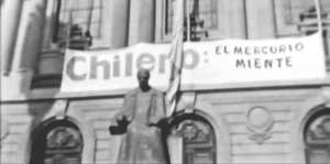 Uno de los fotogramas del documental chileno donde se tilda de mentiroso al peri&oacute;dico El Mercurio. Foto: Internet