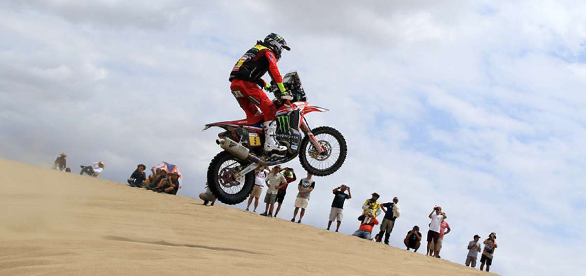 El piloto espa&ntilde;ol Joan Barreda, del equipo Honda, realiza una acrobacia durante su participaci&oacute;n en la segunda etapa del Rally Dakar que se corre en Per&uacute;.