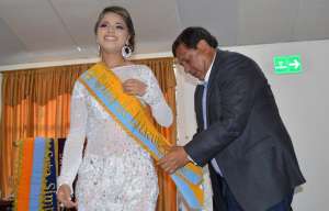 Andrea Iturralde recibi&oacute; por segunda ocasi&oacute;n la banda de Reina de Latacunga. Foto: Silvia Osorio / El Tel&eacute;grafo