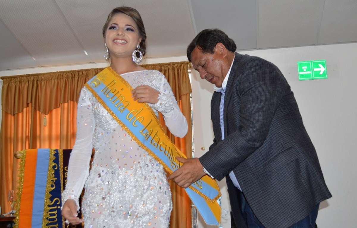 Andrea Iturralde recibi&oacute; por segunda ocasi&oacute;n la banda de Reina de Latacunga. Foto: Silvia Osorio / El Tel&eacute;grafo