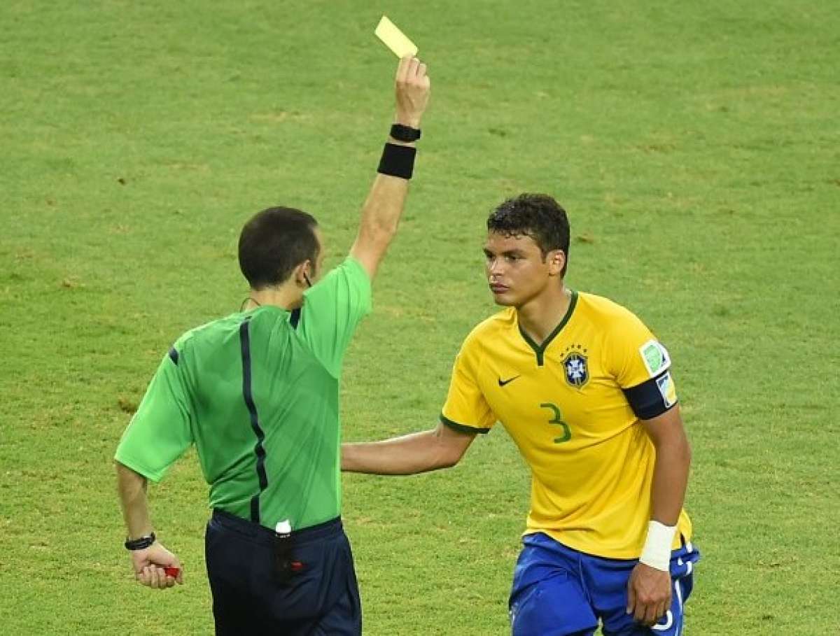 El zaguero brasile&ntilde;o (d) recibi&oacute; tarjeta amarilla ante M&eacute;xico. Foto: AFP