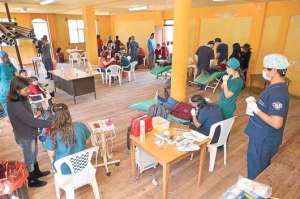 En el sal&oacute;n de la casa comunal, se mont&oacute; un gigantesco consultorio odontol&oacute;gico con estudiantes y profesores de la Universidad San Francisco de Quito, en Huasalata. fotos: Roberto Ch&aacute;vez |  El Tel&eacute;grafo
