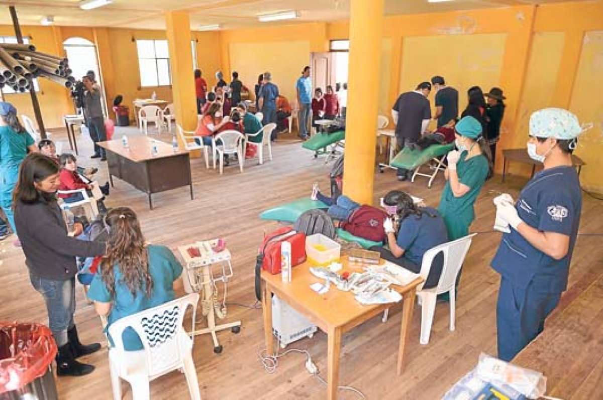 En el sal&oacute;n de la casa comunal, se mont&oacute; un gigantesco consultorio odontol&oacute;gico con estudiantes y profesores de la Universidad San Francisco de Quito, en Huasalata. fotos: Roberto Ch&aacute;vez |  El Tel&eacute;grafo
