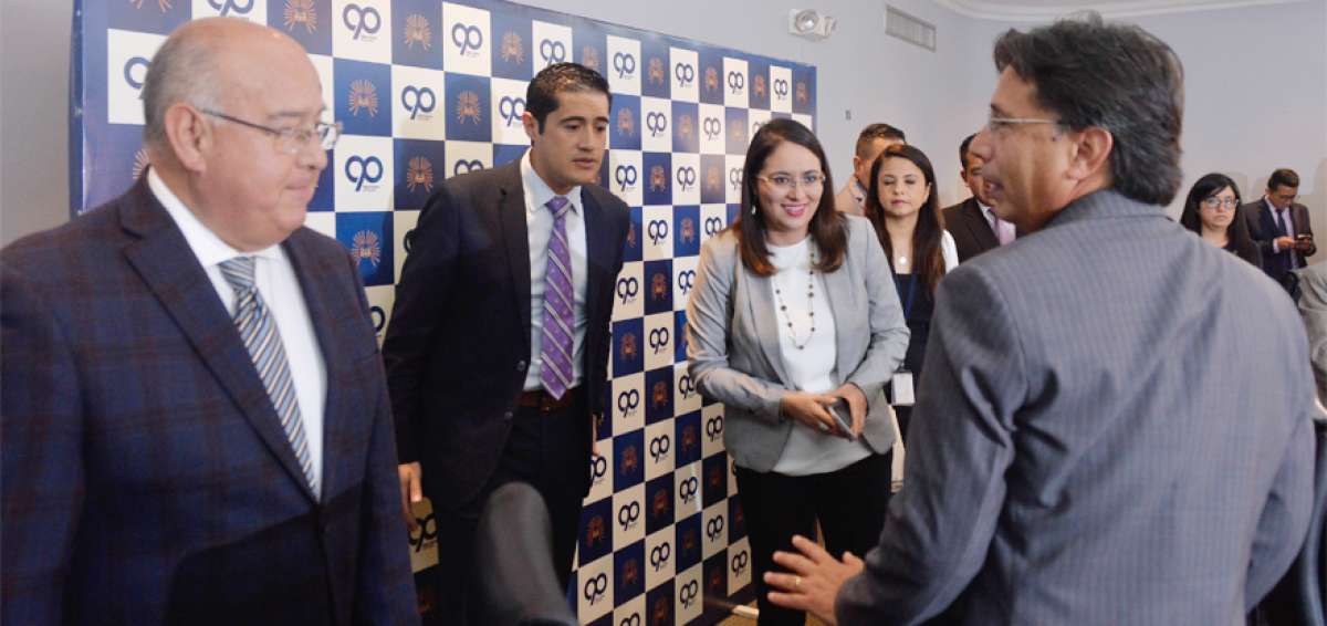 De izquierda a derecha, Mauricio Pozo (economista), Richard Mart&iacute;nez (CIP), Ver&oacute;nica Artola (BCE), y Santiago Garc&iacute;a (IAEN).