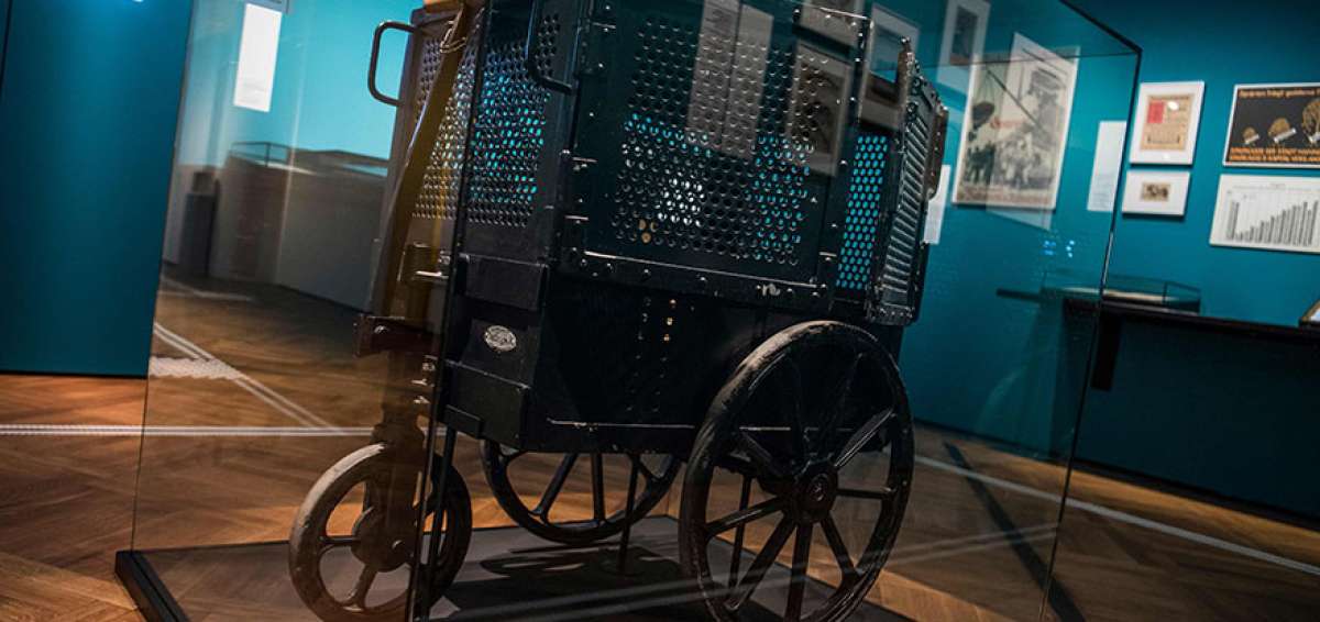 Un carro que transportaba kilos de billetes que perdieron su valor en la crisis de hiperinflaci&oacute;n de 1920 es parte de la exposici&oacute;n desarrollada en Berl&iacute;n.