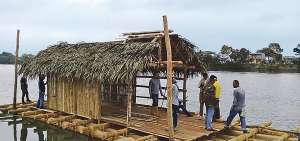 La semana pasada concluy&oacute; la construcci&oacute;n de la caseta, con ca&ntilde;a guadua y techo de bijao. Personal de la Armada Nacional contribuy&oacute; con las pruebas de flotaci&oacute;n por el r&iacute;o Daule.