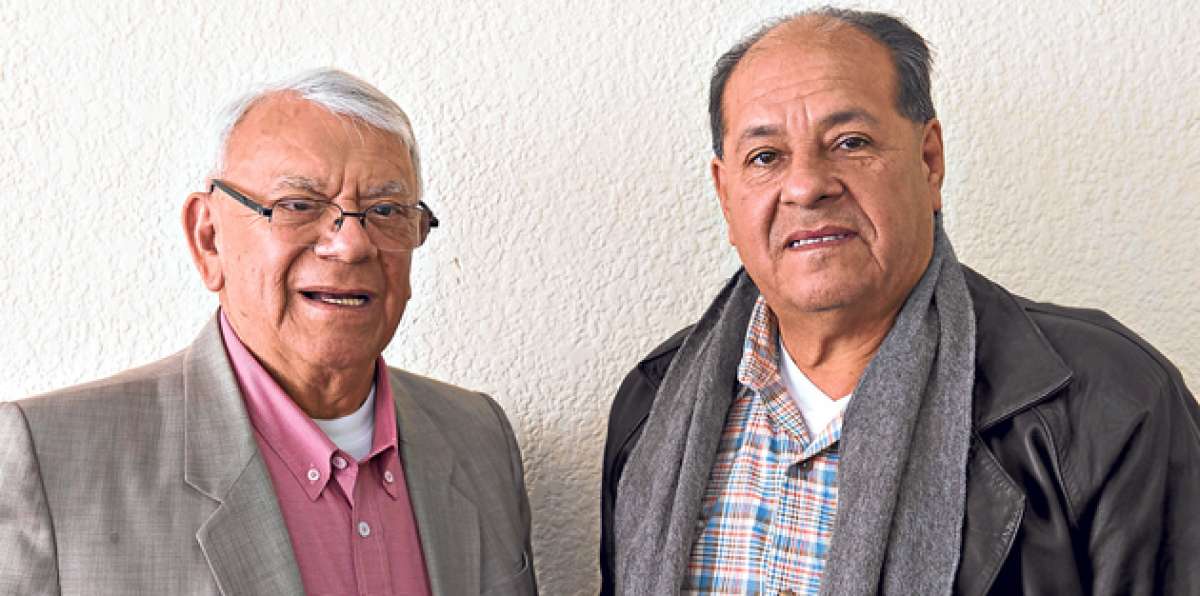 El maestro junto al cantor Tito Jara, un d&iacute;a despu&eacute;s de su presentaci&oacute;n en el Teatro Nacional de la CCE. Foto: Daniel Molineros / El Tel&eacute;grafo