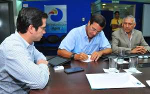 El prefecto del Guayas, Jimmy Jairala, firm&oacute; la recepci&oacute;n de la viabilidad t&eacute;cnica por parte de Senagua. Foto Cortes&iacute;a Prefectura del Guayas. 