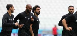 Mohamed Salah (der.), delantero de la selecci&oacute;n de Egipto -totalmente recuperado- participa en la &uacute;ltima pr&aacute;ctica del equipo.