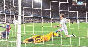 Messi desde el piso remata y convierte el gol de la igualdad (1-1). Sirigu y David Luiz intentan despejar sin &eacute;xito. Foto: AFP.